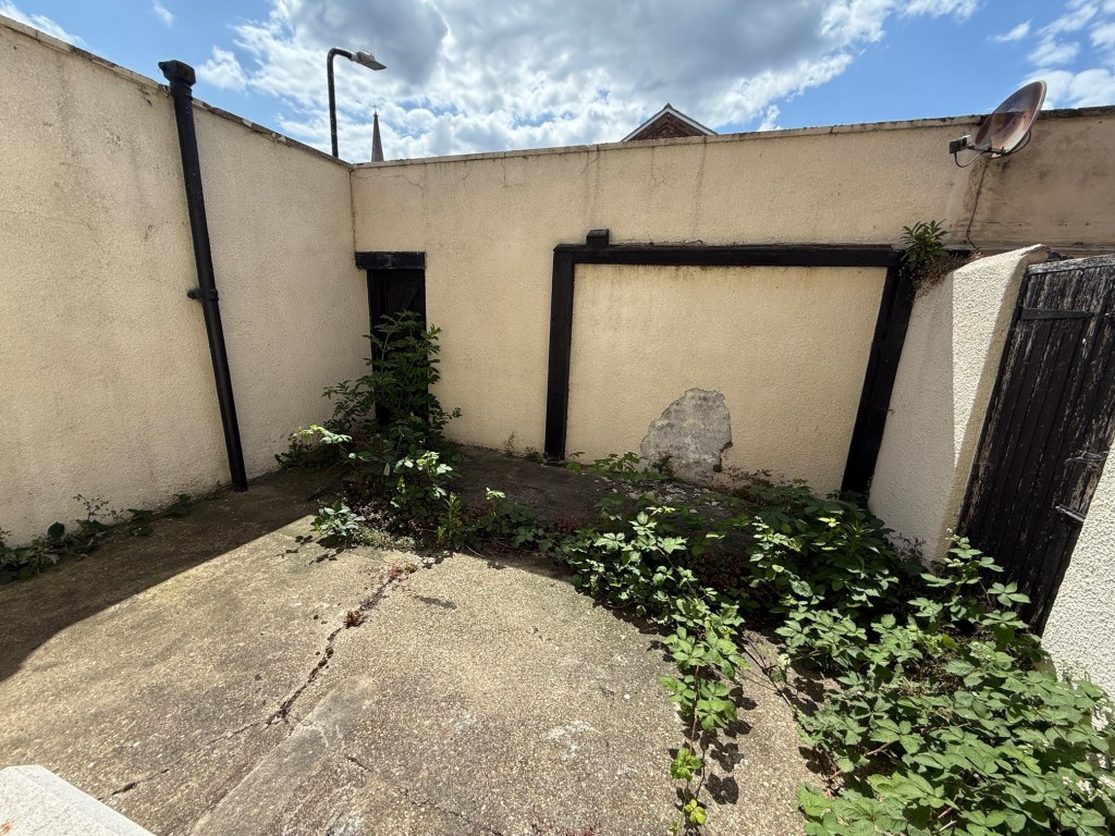 Lot: 127 - THREE-BEDROOM END-TERRACE COTTAGE FOR IMPROVEMENT - Yard to the rear of the property